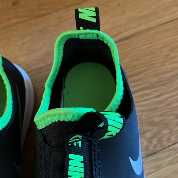 NIB Green and black Nike slip-on little kid size 13c - Picture 5 of 7
